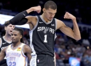  温网抢七大战对决在即！广州队演练定位球，圣安东尼奥马刺密集防守应对